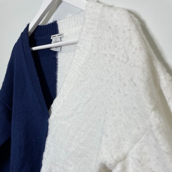 Sweet Romeo Colorblock V-neck Sweater In Navy/Winter White - Picture 7 of 7